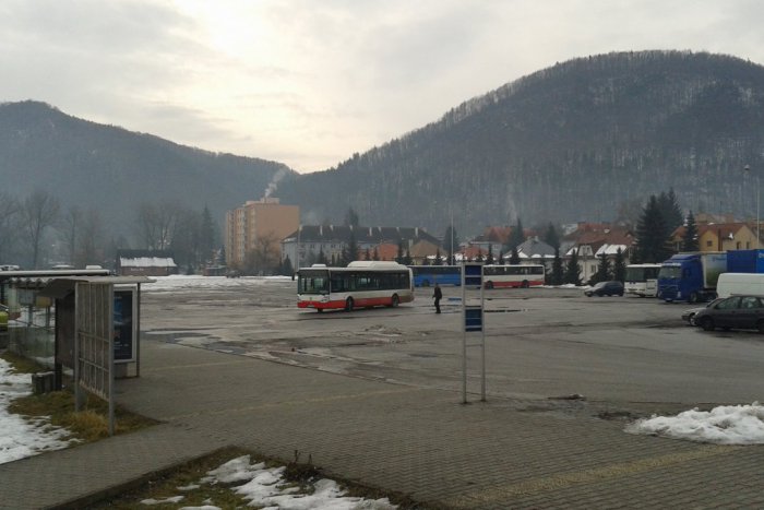 Ilustračný obrázok k článku V Bystrici bola na pretrase aj autobuska: Vláda hovorila o prenájme pozemkov pod dočasnou stanicou
