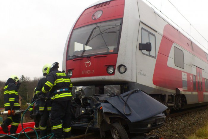 Ilustračný obrázok k článku Nehoda na železničnom priecestí: Rýchlik vrazil do osobného auta, vodič (52) s ťažkými zraneniami!