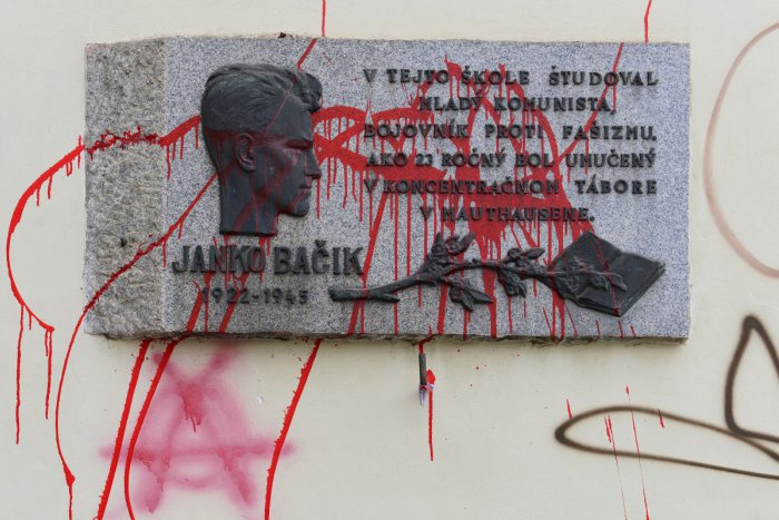 Ilustračný obrázok k článku Vandal sa na tejto pamätnej tabuli poriadne vybúril: Janko Bačík (†23) bol umučený v koncentráku