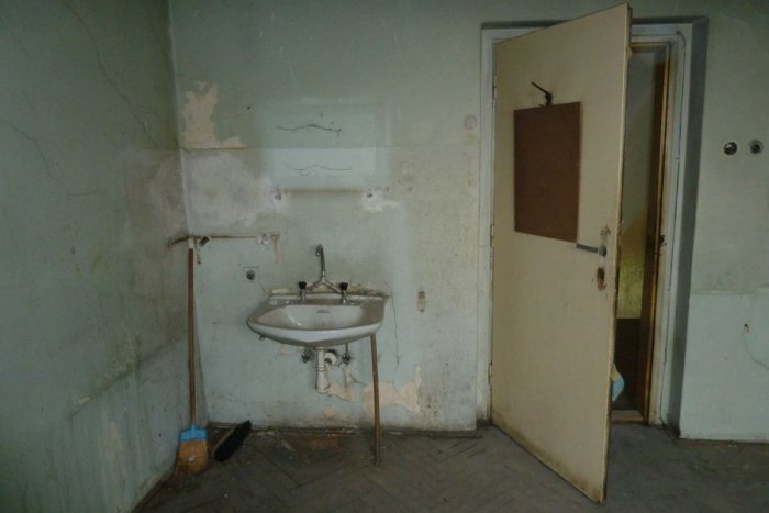 Ilustračný obrázok k článku Zdevastovanú garsónku bez kuchyne a toalety vydražili za takmer 27-tisíc eur. Výťažok ide mestu a Ružinovu