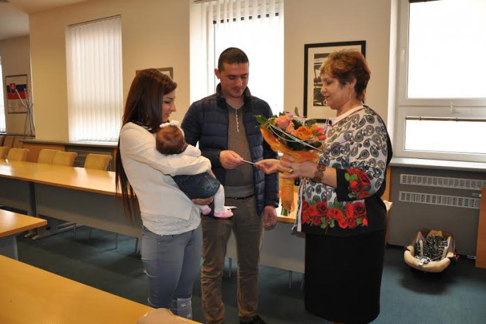 Ilustračný obrázok k článku Prvá Hlohovčanka roku 2015 aj s rodičmi na radnici: Rodina dostala darček ale aj takúto hotovosť