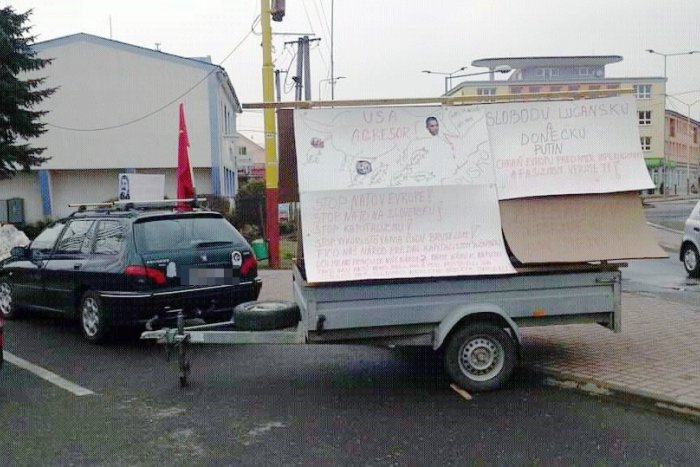 Ilustračný obrázok k článku FOTO: Politika budí vášne aj na Zemplíne. Na vozíku auta to schytali USA i Andrej Kiska