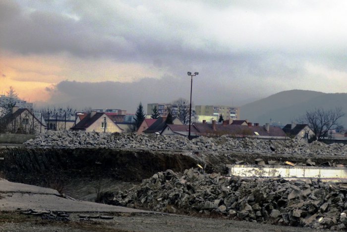 Ilustračný obrázok k článku FOTO po troch týždňoch búrania: Humenský futbalový štadión mizne pred očami