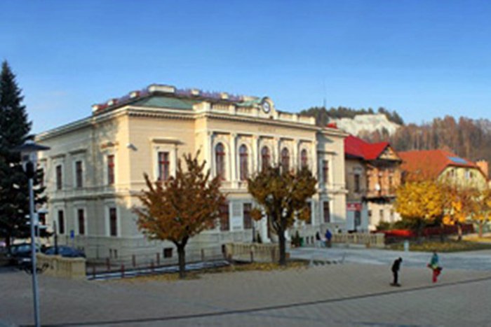 Ilustračný obrázok k článku Mesto Dobšiná opäť hľadá konateľa Podniku služieb: Toto by mal spĺňať!