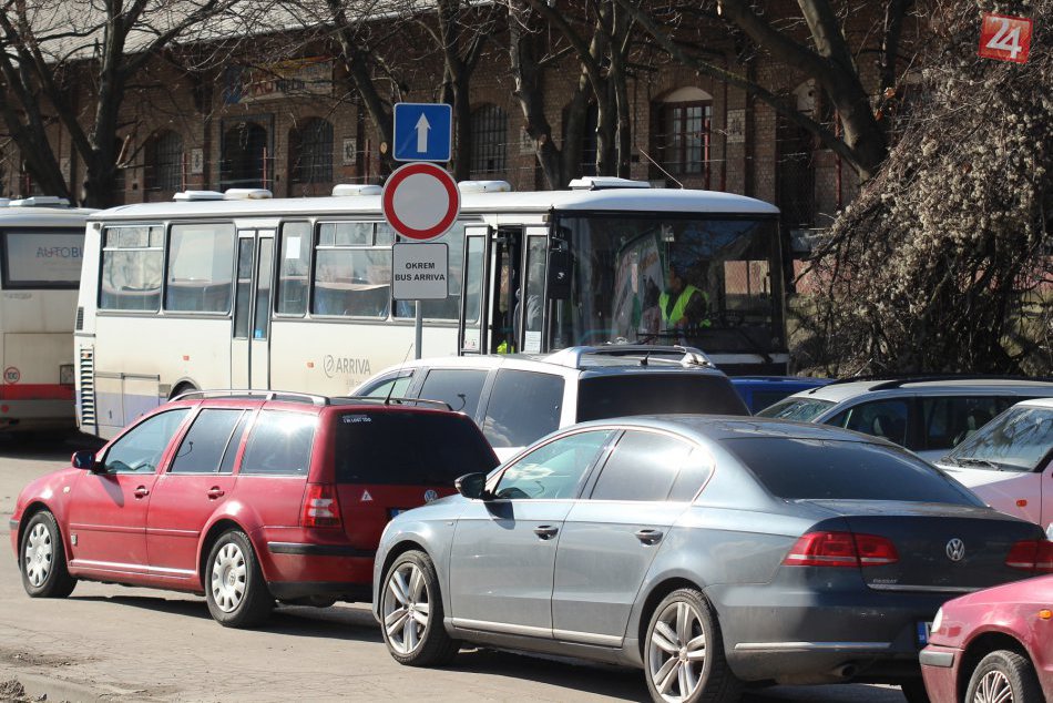 Ilustračný obrázok k článku Pri stanici tak ľahko nezaparkujete: Časť parkoviska obsadili autobusy