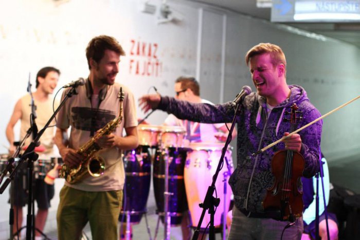 Ilustračný obrázok k článku Nástupište sa hlási o slovo: Koncertnú sezónu odštartujú dve skvelé kapely!