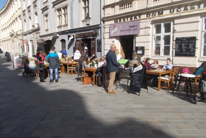 Ilustračný obrázok k článku V centre mesta sa dá káva vychutnať aj na čerstvom vzduchu. Niektoré podniky už otvorili svoje terasy