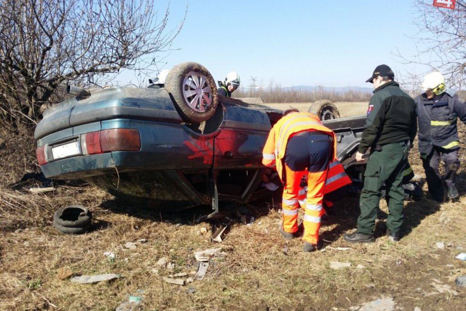 Ilustračný obrázok k článku FOTO: Muž (30) skončil s autom na streche, policajti mu najprv zachránil život a potom...