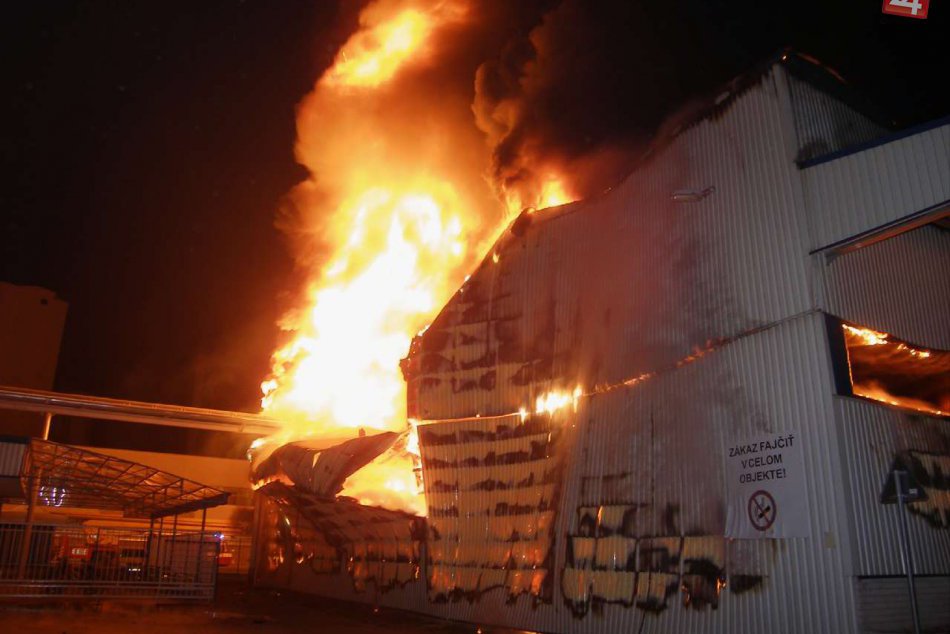Ilustračný obrázok k článku Nočný požiar skladu spôsobil škodu za 2,5 milióna eur: Stovku ľudí museli evakuovať! FOTO