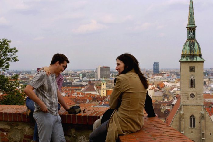 Ilustračný obrázok k článku Bratislavu navštevuje čoraz viac mladých ľudí zo zahraničia
