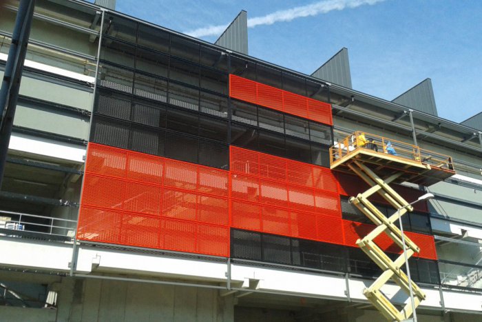 Ilustračný obrázok k článku Úsek cesty pri štadióne celkom uzavrú: City Aréna dostane opláštenie a strechu