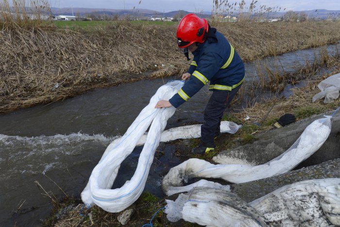 Ilustračný obrázok k článku Hasiči v Trnávke: Vo vode sa nachádza neznáma biela látka