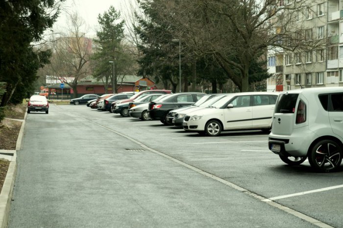 Ilustračný obrázok k článku Topoľčany prechádzajú komplexným čistením: Mesto žiada obyvateľov o voľné parkoviská!