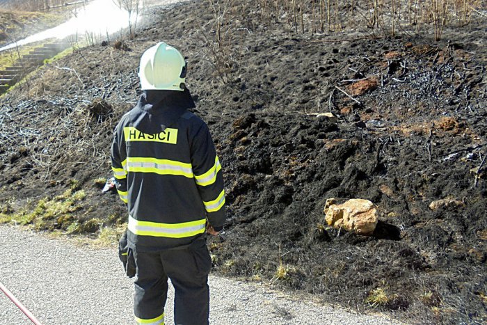 Ilustračný obrázok k článku Rožňavskí hasiči v akcii kvôli požiaru: Oheň zachvátil trávnatý porast, VIDEO z miesta!