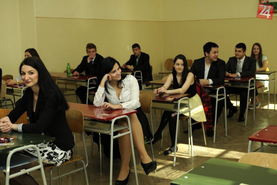 Ilustračný obrázok k článku V Michalovciach odštartovali maturity: Atmosféra na gymnáziu zachytená v OBRAZOCH