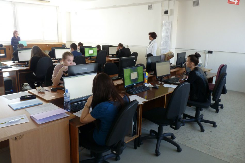 Ilustračný obrázok k článku Maturovalo sa aj na počítačoch: Pozrite FOTO, ako prebiehala elektronická skúška na bystrickej škole