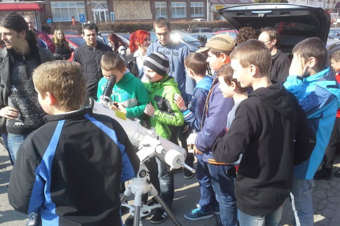 Ilustračný obrázok k článku Obloha nad Hlohovcom pútala zvedavé pohľady: TAKTO ľudia sledovali zatmenie Slnka v centre mesta! FOTO a VIDEO