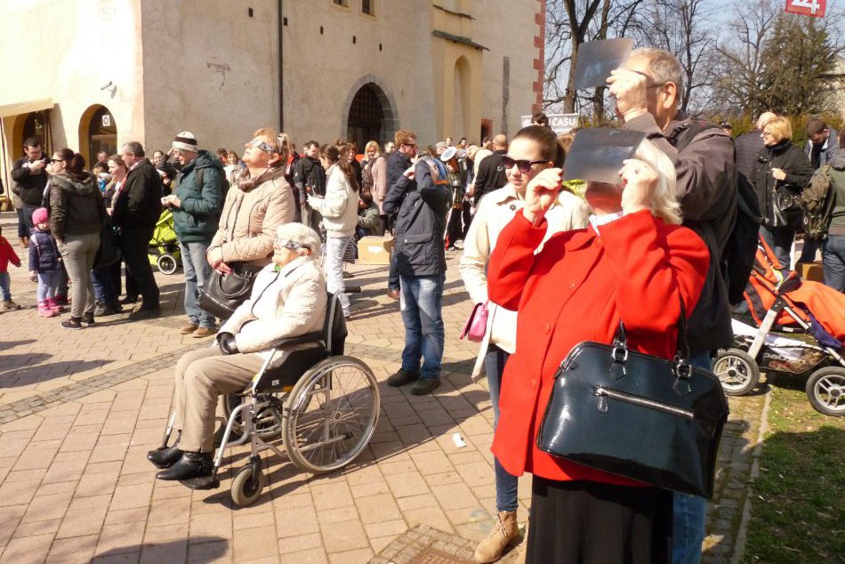 Ilustračný obrázok k článku Obloha nad Bystricou pútala zvedavé pohľady: TAKTO ľudia sledovali zatmenie Slnka v centre mesta