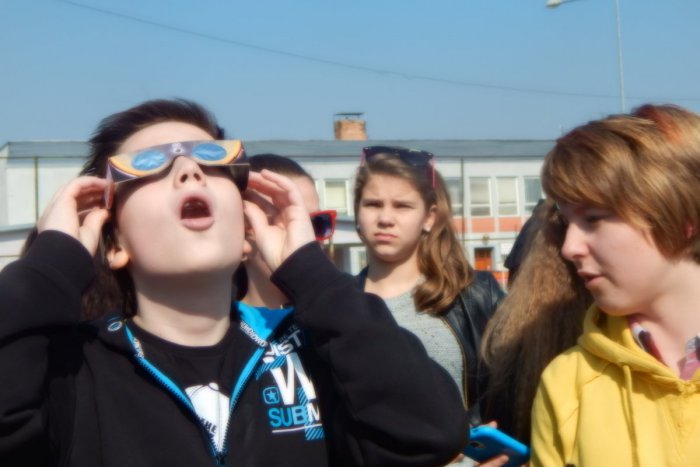 Ilustračný obrázok k článku Žiarski školáci sledovali zatmenie aj cez podomácky vyrobený ďalekohľad: Detské tváre v nemom úžase! FOTO
