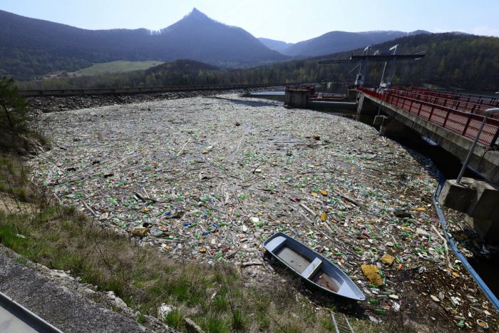 Ilustračný obrázok k článku Vodohospodári po čistení Ružína v šoku: Odpad by sa zmestil do 100 náklaďákov