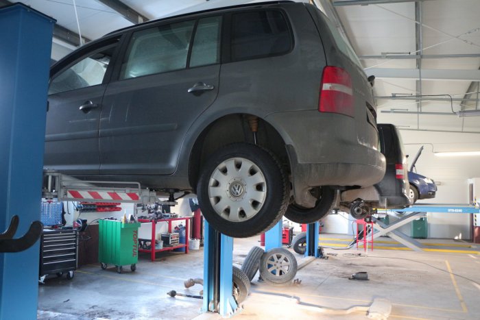 Ilustračný obrázok k článku S odborníkom o jarnej kontrole vášho auta: Pozrite, ako za symbolickú cenu ušetriť stovky eur!