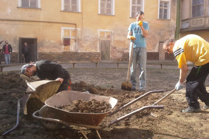 Ilustračný obrázok k článku Desiatky dobrovoľníkov venovali sobotu hlohoveckému zámku: Pozrite, čo všetko stihli! FOTO
