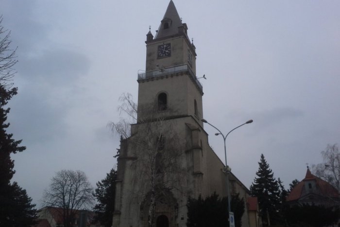 Ilustračný obrázok k článku Mladík (19) zabíjal nudu zvláštnym spôsobom: Pri lezení na kostol zničil veľmi vzácnu pamiatku!