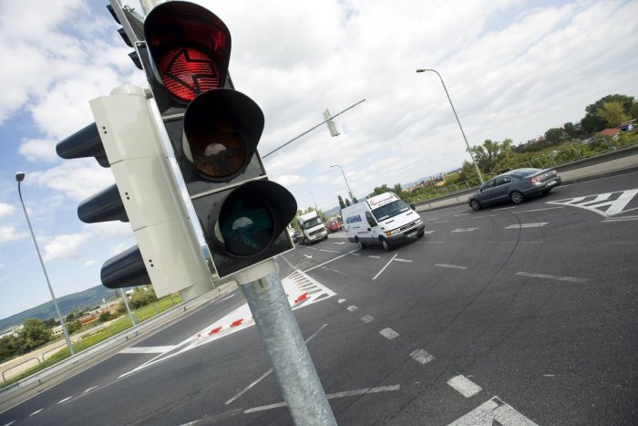 Ilustračný obrázok k článku Skúšobná prevádzka semaforov v Môťovej dopadla katastrofálne: Takmer došlo k tragédii!