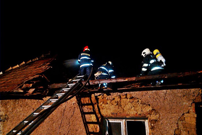 Ilustračný obrázok k článku AUTENTICKÉ ZÁBERY: Zásah hasičov pri požiari rodinného domu!