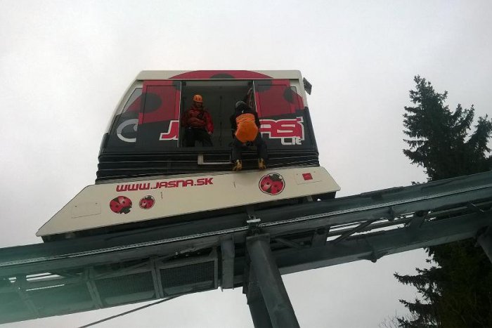 Ilustračný obrázok k článku Na túto lyžovačku v Jasnej len tak nezabudnú: Kvôli poruche ostali visieť vo vzduchu