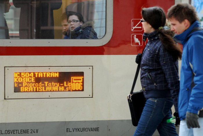 Ilustračný obrázok k článku Ak zvyknete cestovať vlakom, pozorne čítajte: Kde treba rátať s výlukami?
