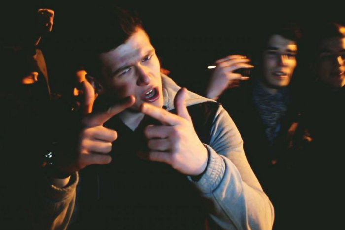 Ilustračný obrázok k článku Rapper CHIO odkazuje vo videoklipe: Neriešte zbytočne hlúposti a užívajte si dobrú hudbu