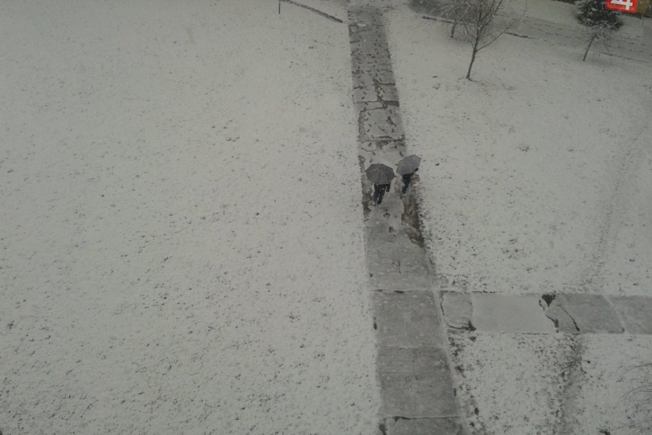 Ilustračný obrázok k článku Šok pre všetkých, čo sa už tešili z jarného počasia: Brezno zasiahlo husté sneženie FOTO + VIDEO