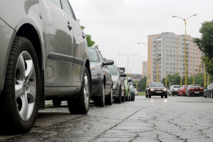 Ilustračný obrázok k článku Čo prinesie parkovacia politika Petržalčanom? Rezidentské a abonentské karty, parkovanie do 150 metrov od bytu a menej áut na chodníkoch