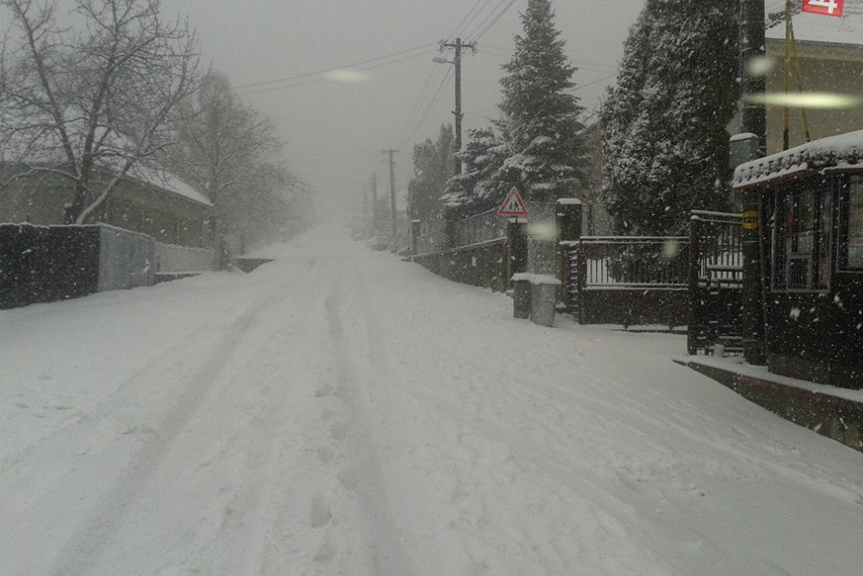 Ilustračný obrázok k článku Šok pre všetkých, čo sa už tešili z jarného počasia: Moravce a okolie zasiahlo husté sneženie FOTO