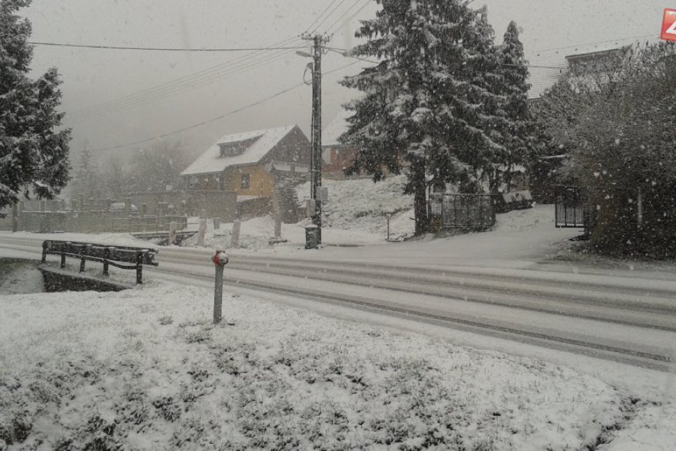 Ilustračný obrázok k článku Šok pre všetkých, čo sa už tešili z jarného počasia: Bystricu a okolie zasiahlo husté sneženie VIDEO