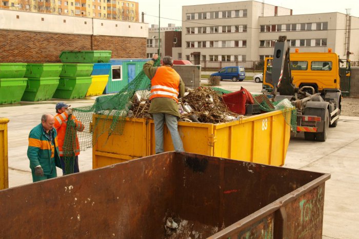 Ilustračný obrázok k článku V Petržalke niekto zanecháva nebezpečný odpad na verejných priestranstvách
