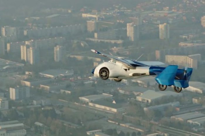 Ilustračný obrázok k článku Dáte hlavy hore a neveríte vlastným očiam: Nad mestom lieta automobil! VIDEO