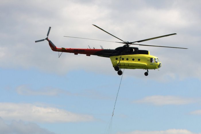 Ilustračný obrázok k článku Kuriózny prípad v našom kraji. Letel vrtuľník a... takto to dopadlo: Poškodených až 5 áut!