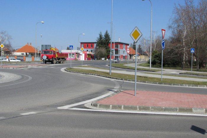 Ilustračný obrázok k článku TOTO stvárajú niektorí chodci na kruháči v Moravciach. Vodič: Chodia ako husi!