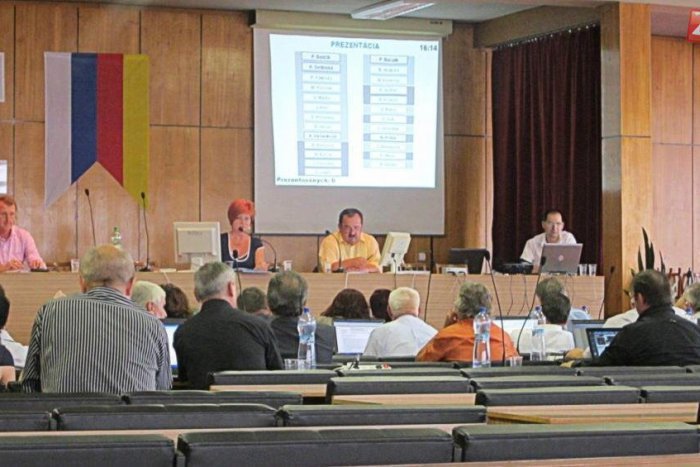 Ilustračný obrázok k článku Lučeneckí poslanci opäť zasadnú za rokovací stôl: Čaká ich debata o hospodárení mesta, aj návrhoch na zmenu rozpočtu