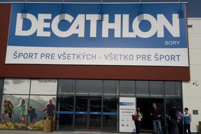 Ilustračný obrázok k článku Prvých zákazníkov športového obchodu Decathlon dnes privítali zamestnanci potleskom