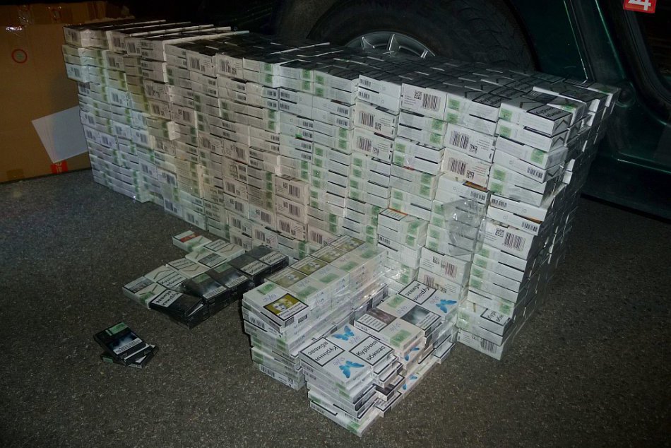 Ilustračný obrázok k článku Košickí colníci s poriadnym úlovkom: Ukrajinci napchali do úkrytov v aute 2795 kartónov cigariet! FOTO