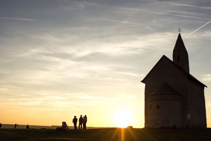 Ilustračný obrázok k článku Toto VIDEO poteší každého: Nádherný západ slnka pri Dražovskom kostolíku!