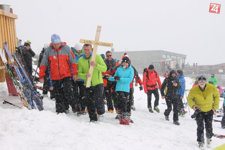 Ilustračný obrázok k článku Tatranci ukončili lyžiarsku sezónu: Lyžu Soliskovú pochovali, lyžovačka však stále nekončí