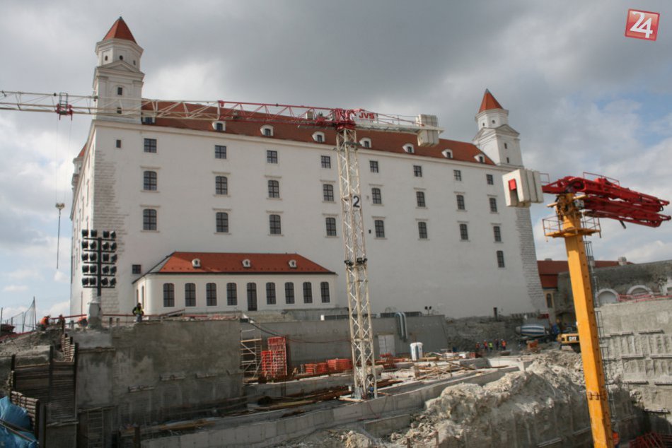 Ilustračný obrázok k článku Pamiatkový úrad tvrdí, že počas výstavby garáží na hrade neboli pamiatky poškodené