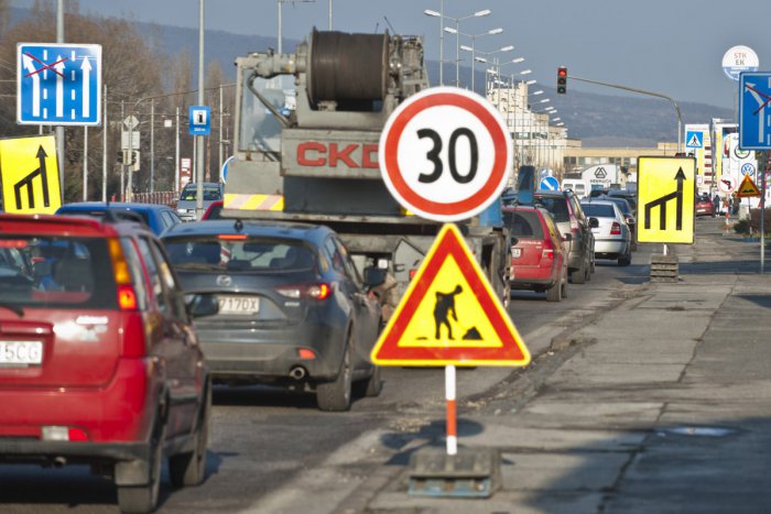 Ilustračný obrázok k článku Vodičov čaká dopravné obmedzenie a obchádzka: Na viacero dní uzavrú cestu na Zátvor
