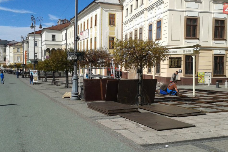 Ilustračný obrázok k článku Po dlhých mesiacoch sa konečne dočkáme: V centre Bystrice už vyrastajú letné terasy