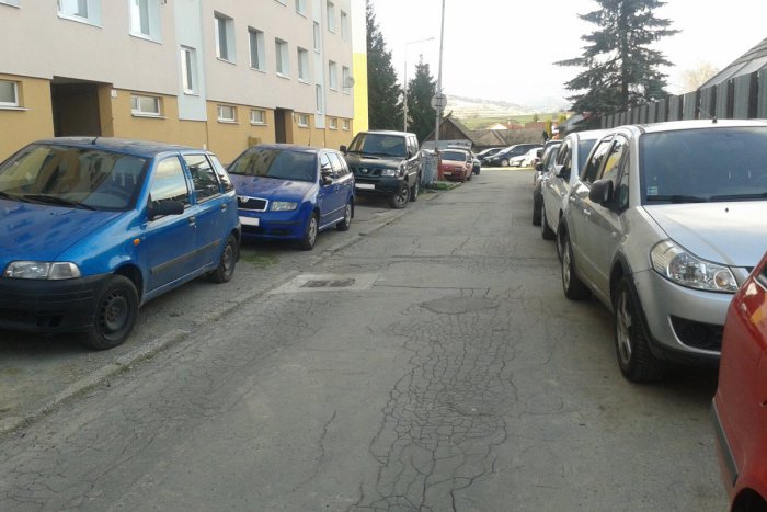 Ilustračný obrázok k článku Problémové parkovanie na breznianskej ulici: Poslanci majú takýto nápad!