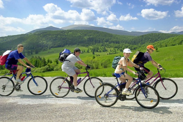 Ilustračný obrázok k článku Slniečko začína lákať cyklistov: 5 parádnych tipov, kde prevetrať biky v Lučenci a okolí